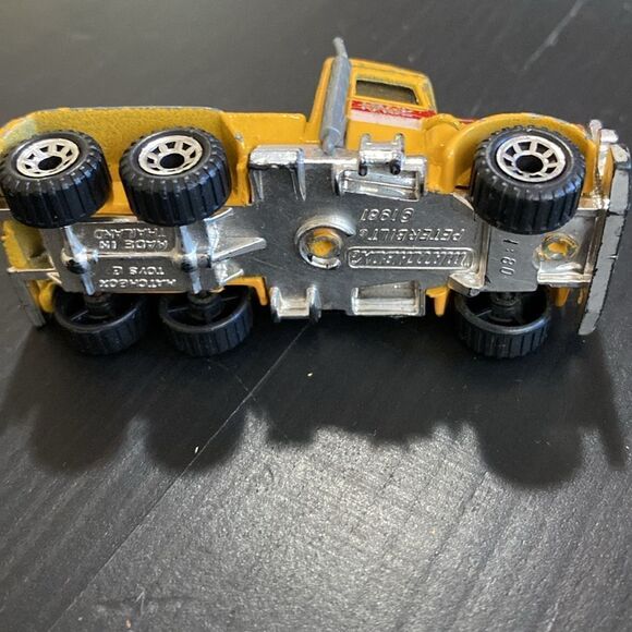 Peterbilt 1981 Tractor Trailer Match Box - Picture 4 of 5